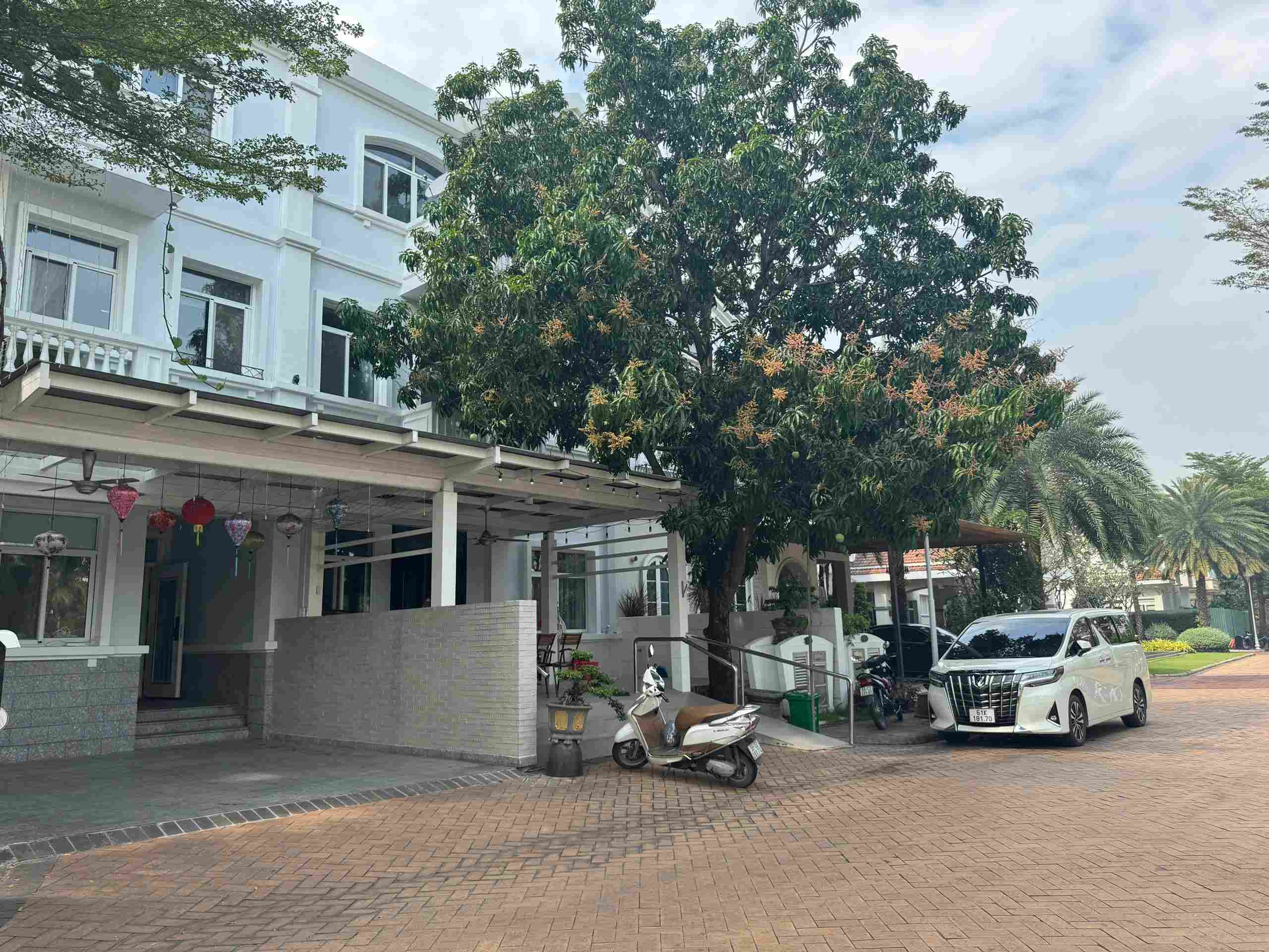 Biệt Thự Liên Kế Chateau Phú Mỹ Hưng MT Đường 23 View Hồ Bơi